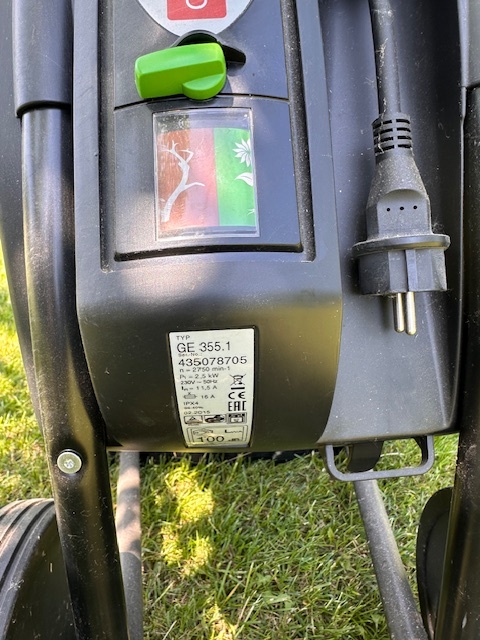 elektrický drvič / štiepkovač na konáre. - 2