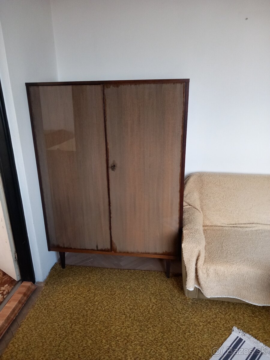 Sekretár, stolík a práčka - 2