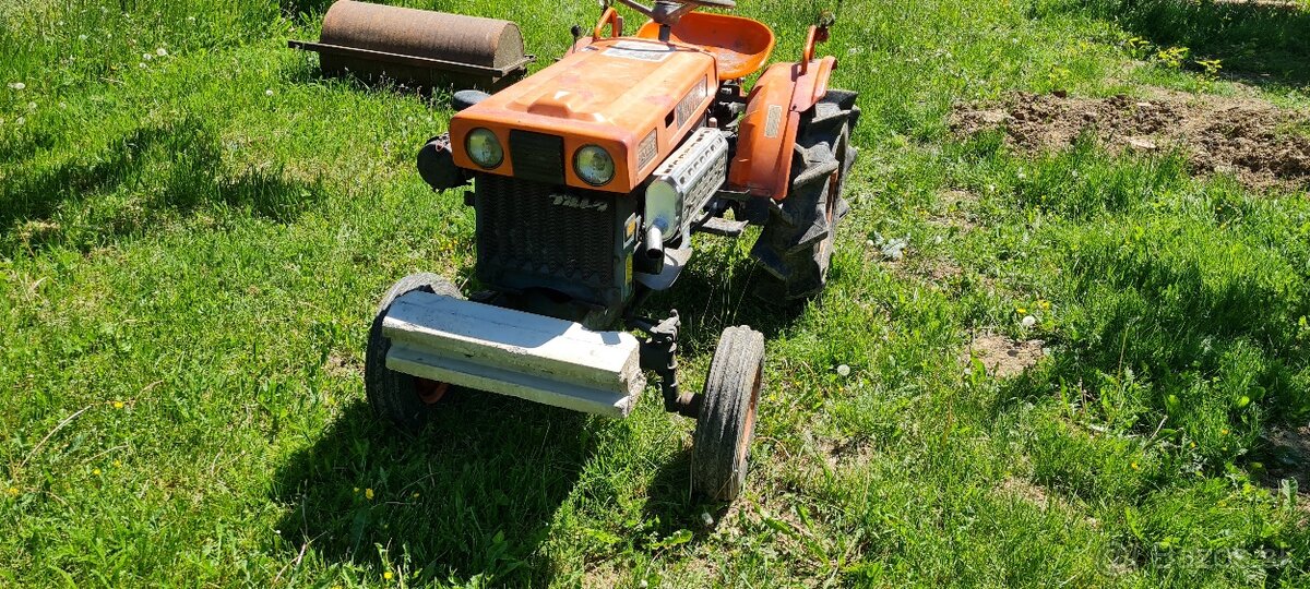 Japonský malotraktor Kubota B7000E - 2