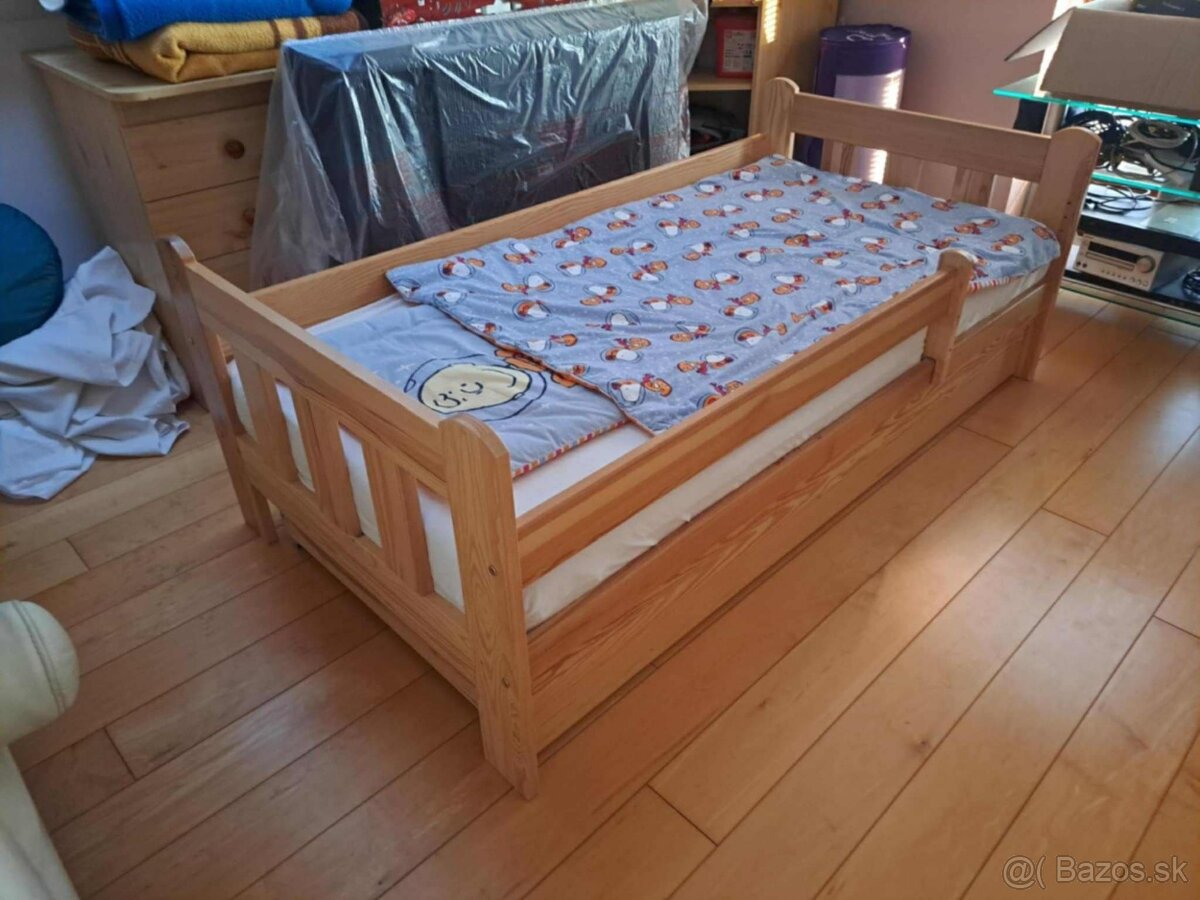 Dedská drevená posteľ so zásuvkou a zábradlím - 2