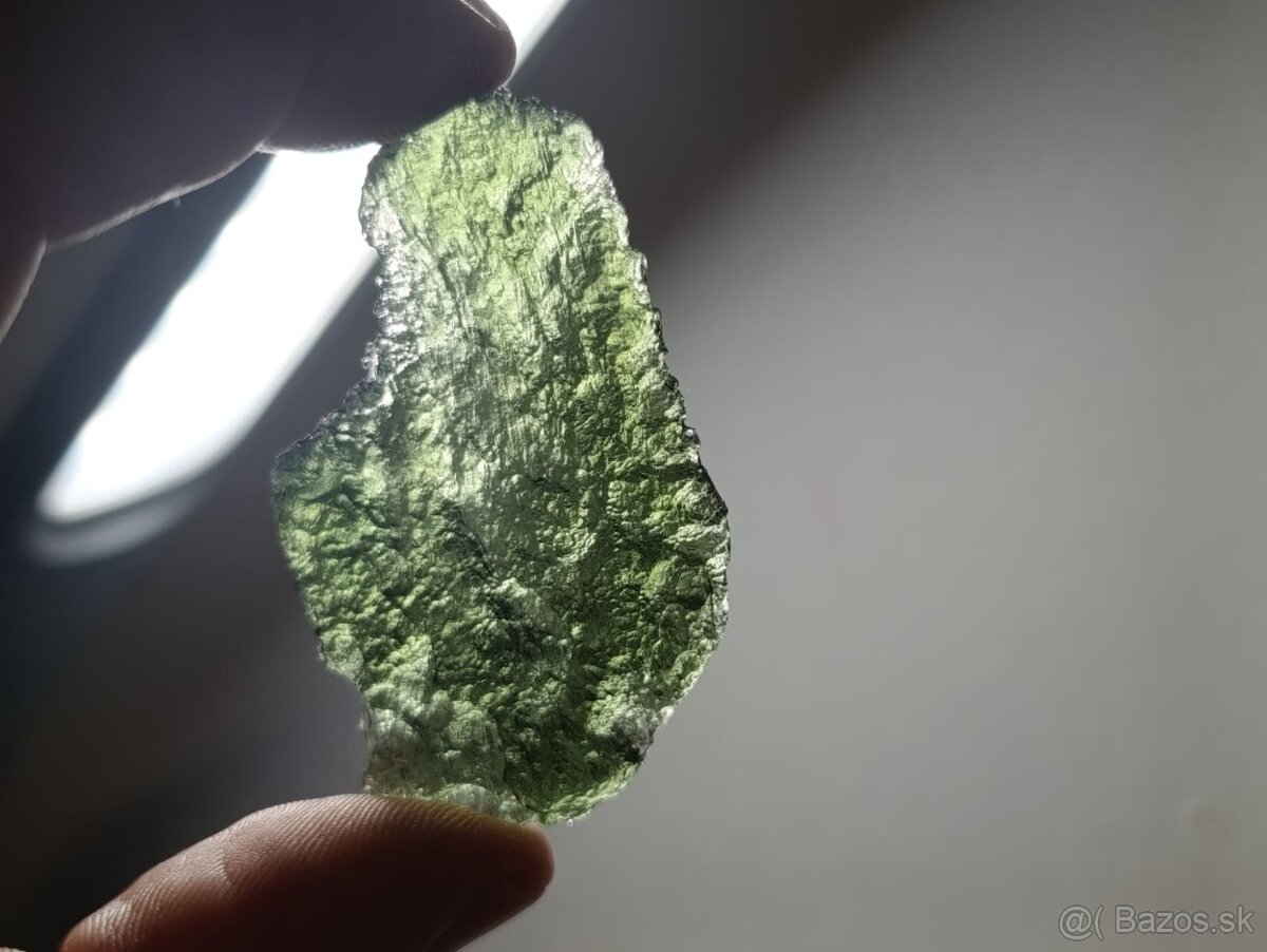 Krásný velký Vltavin z Chlumu, 14,36 gramu, ve stojánku - 2