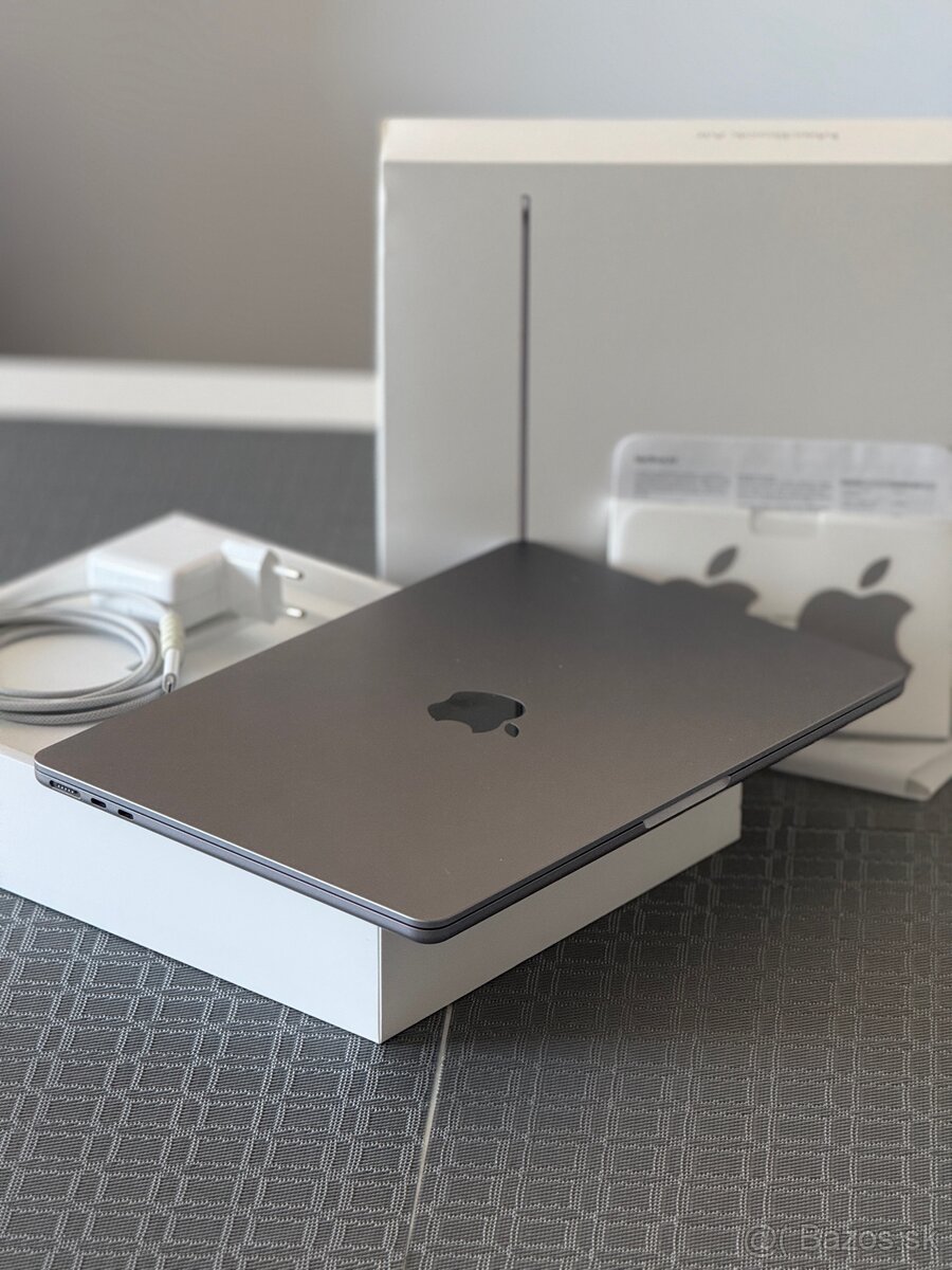 MacBook Air M2 - Space Grey - 2
