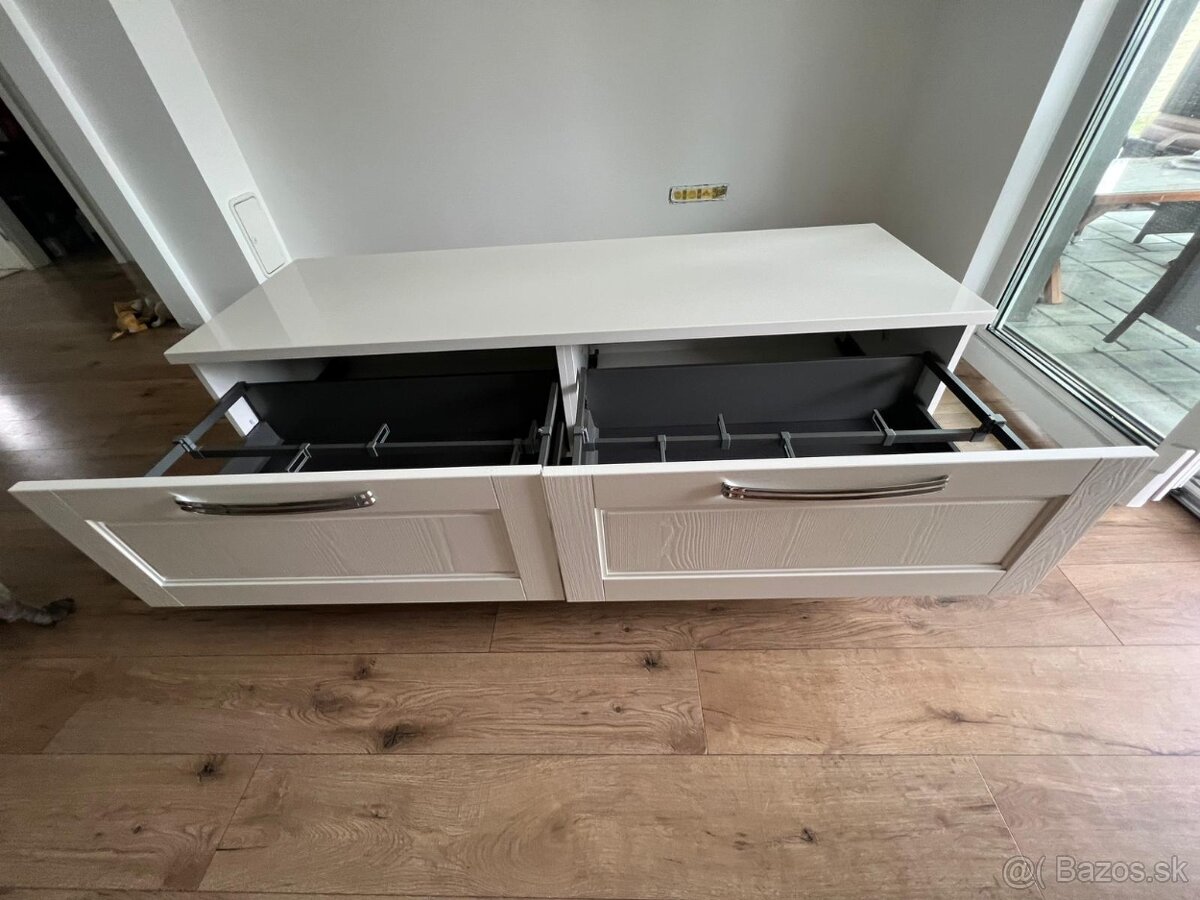 Skrinka pod TV - 2