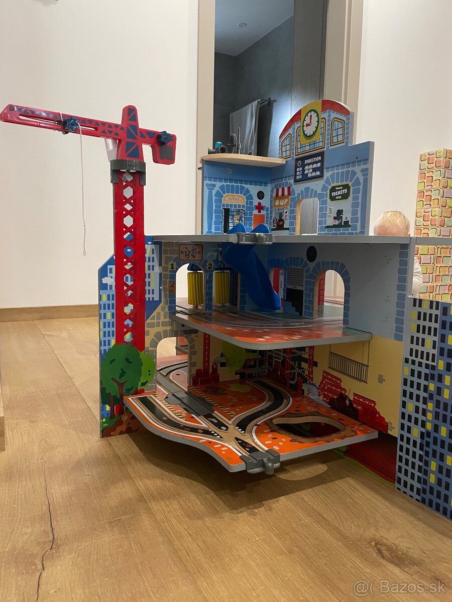 Drevená parkovacia garáž/ vlaková stanica - 2