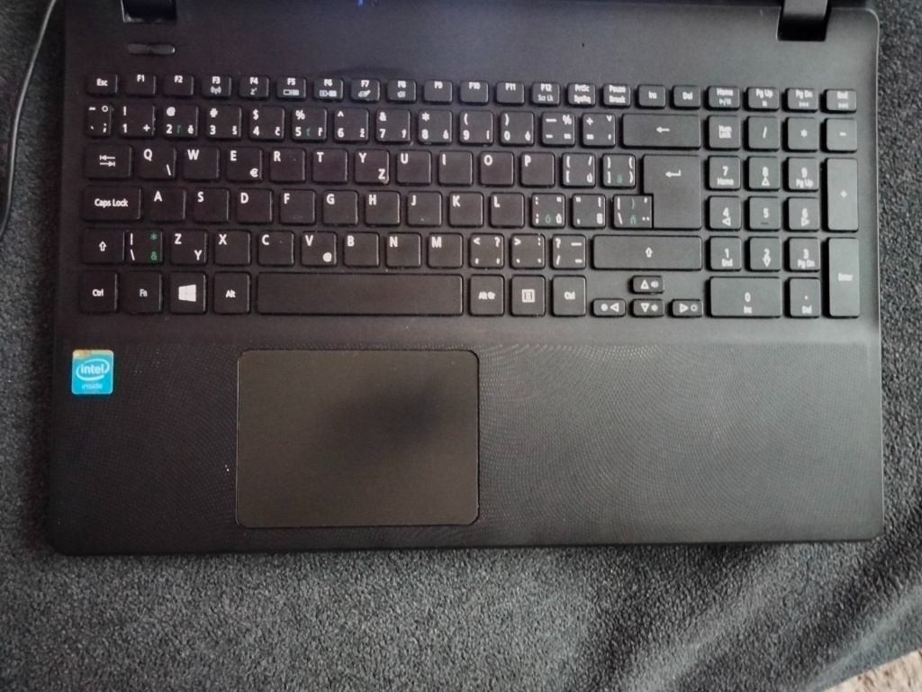 rozpredám funkčný notebook Acer aspire ES1-571 - 2