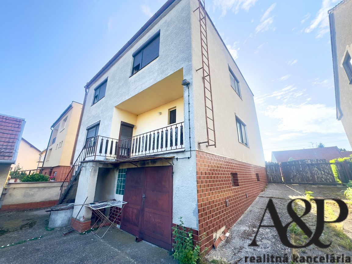 4 IZB. RODINNÝ DOM S GARÁŽOU, POZEMOK 1056M2, ROVENSKO, okr. - 2