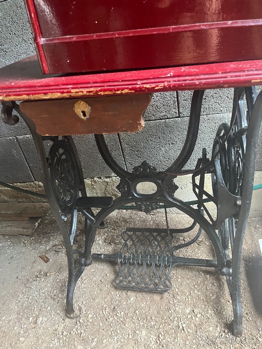 Predám starožitný šijací stroj Singer – nefunkčný - 2