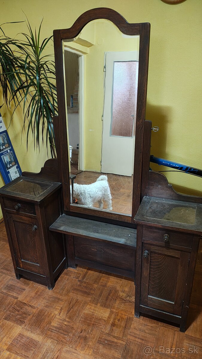 Predám starší šijací stroj a kozmetický stolík - 2