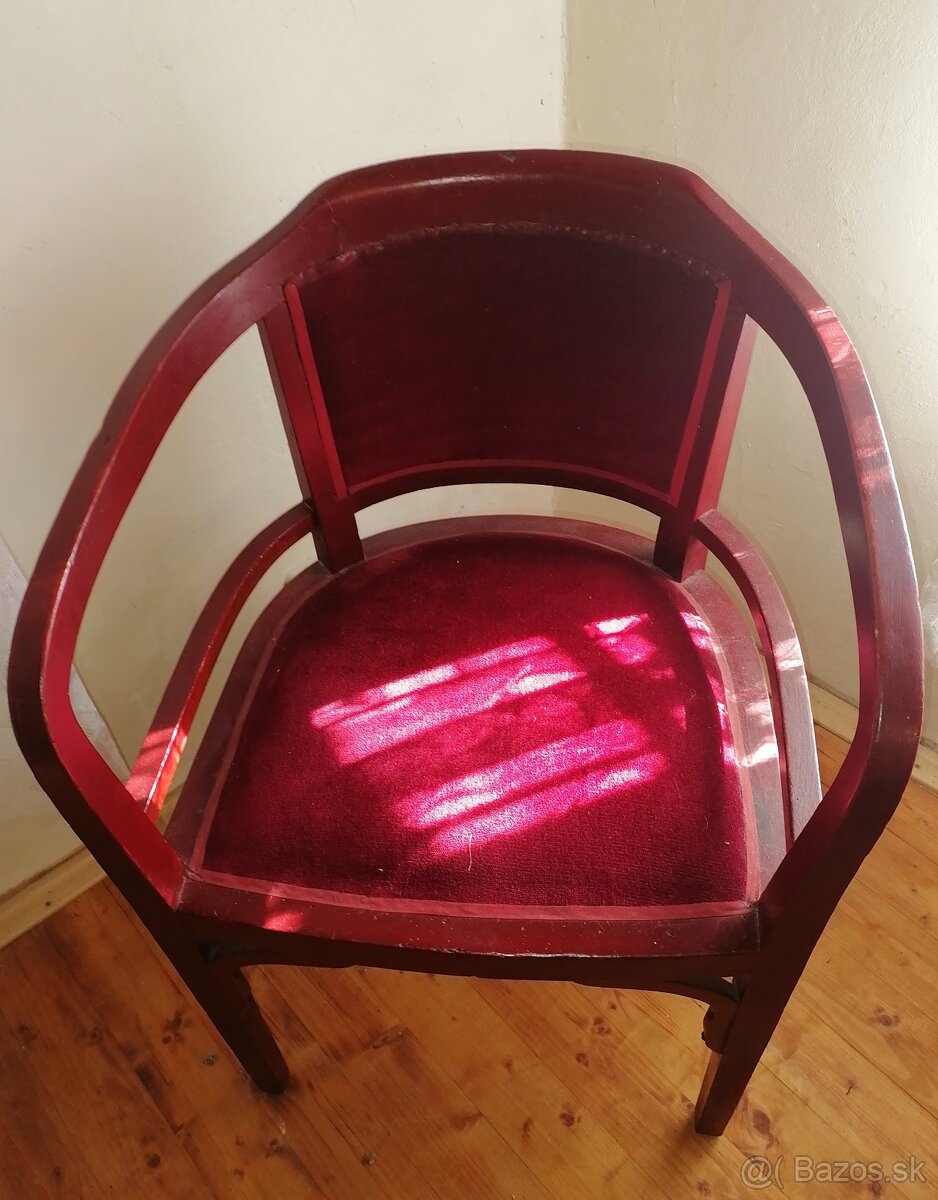 Starožitné kreslo. - 2