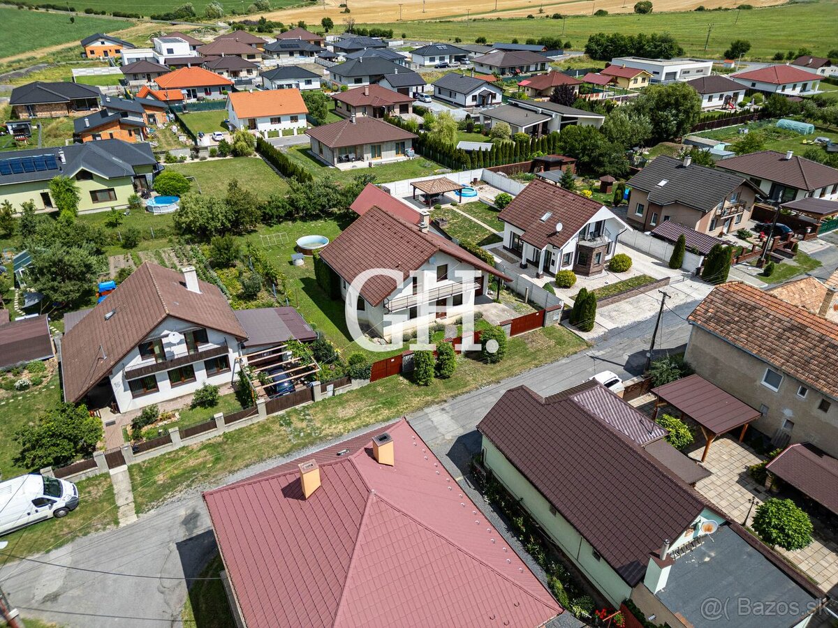 NA PREDAJ – KOMFORTNÝ 4-IZBOVÝ RODINNÝ DOM S GARÁŽOU A TERAS - 2