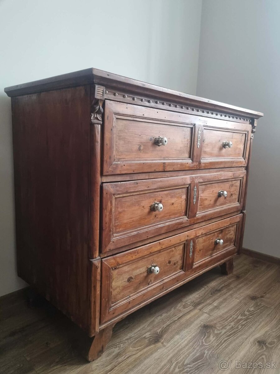 Starozitna komoda . - 2