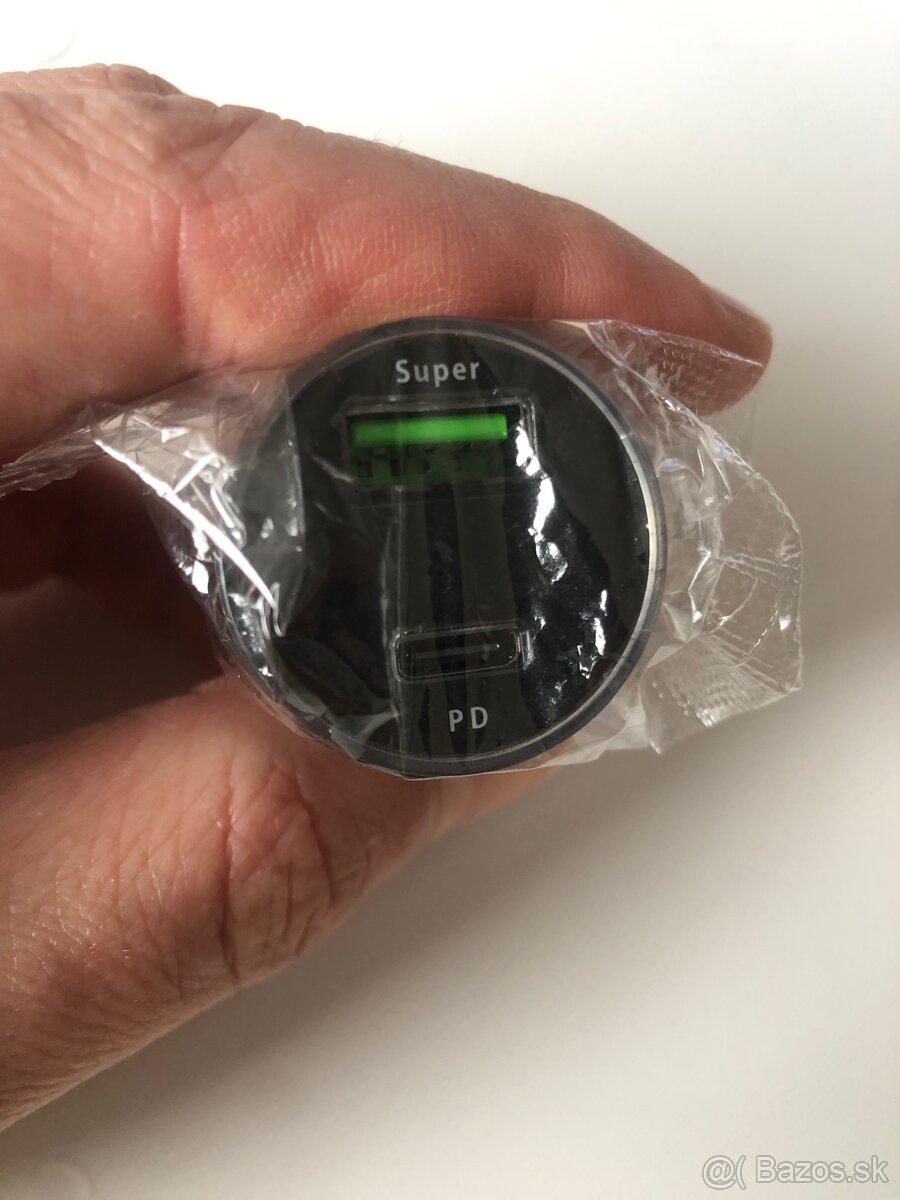 Autonabijacka na telefón tablet s voltmetrom - 2