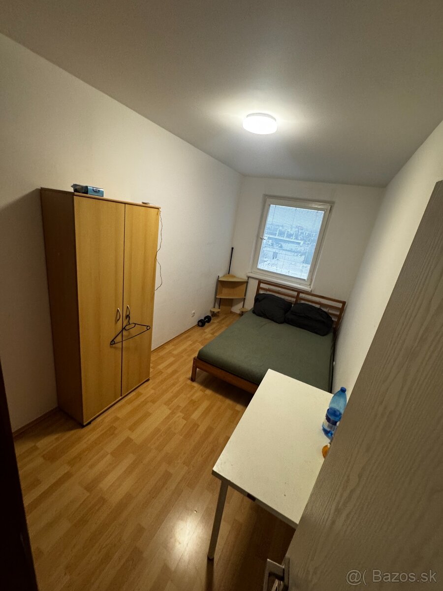 Ponúkame na prenájom stredne veľkú izbu v štvorizbovom byte - 2