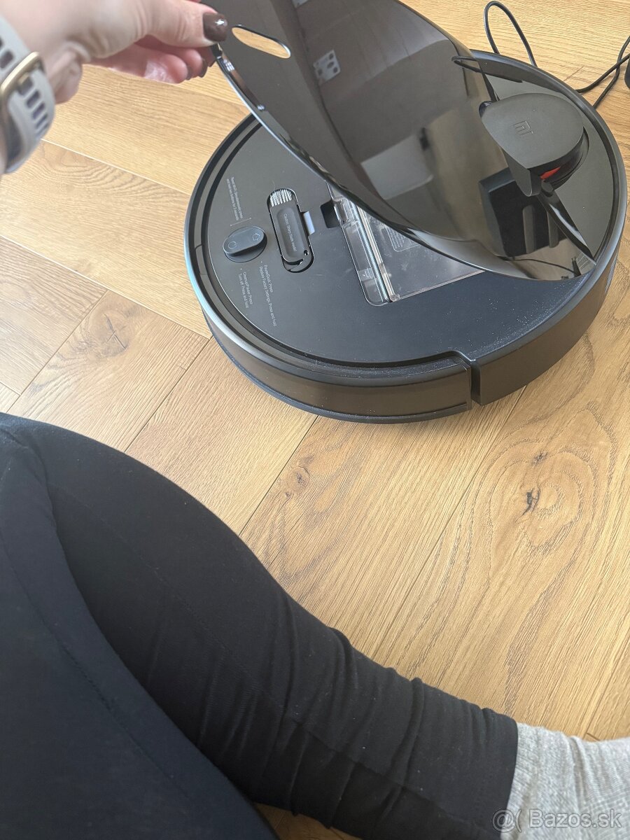 Predam roboticky vysavac xiami - 2