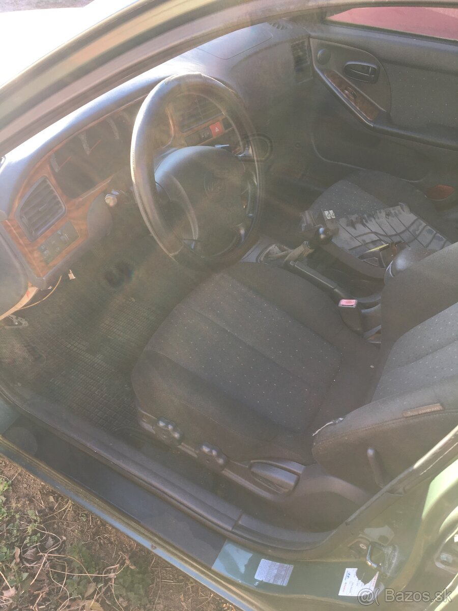 Predám Hyundai Elantra r.v.2001 - 2