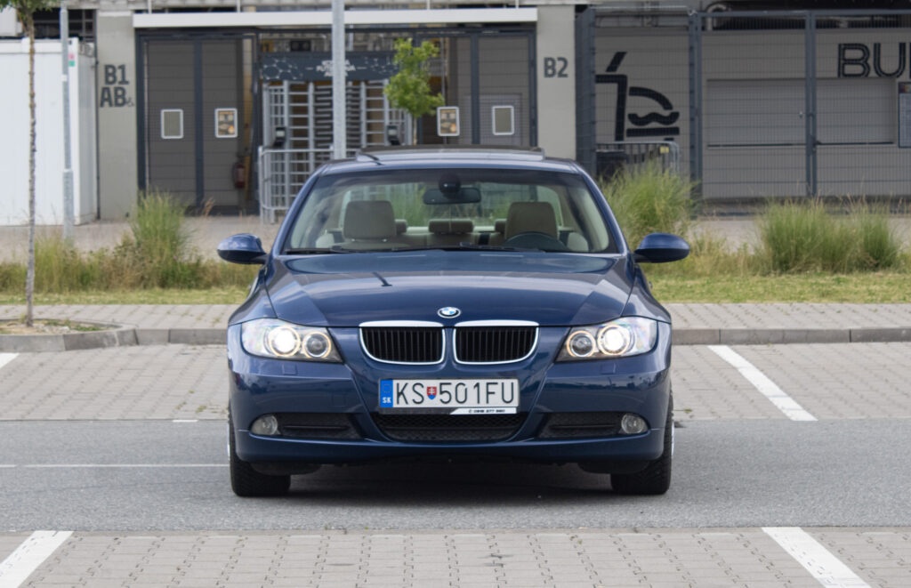 BMW 318i (E90) z roku 2005 - 2