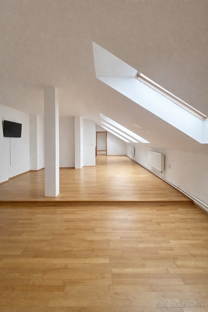 Svetlý podkrovný loft 82 m² v centre Nitry - 2