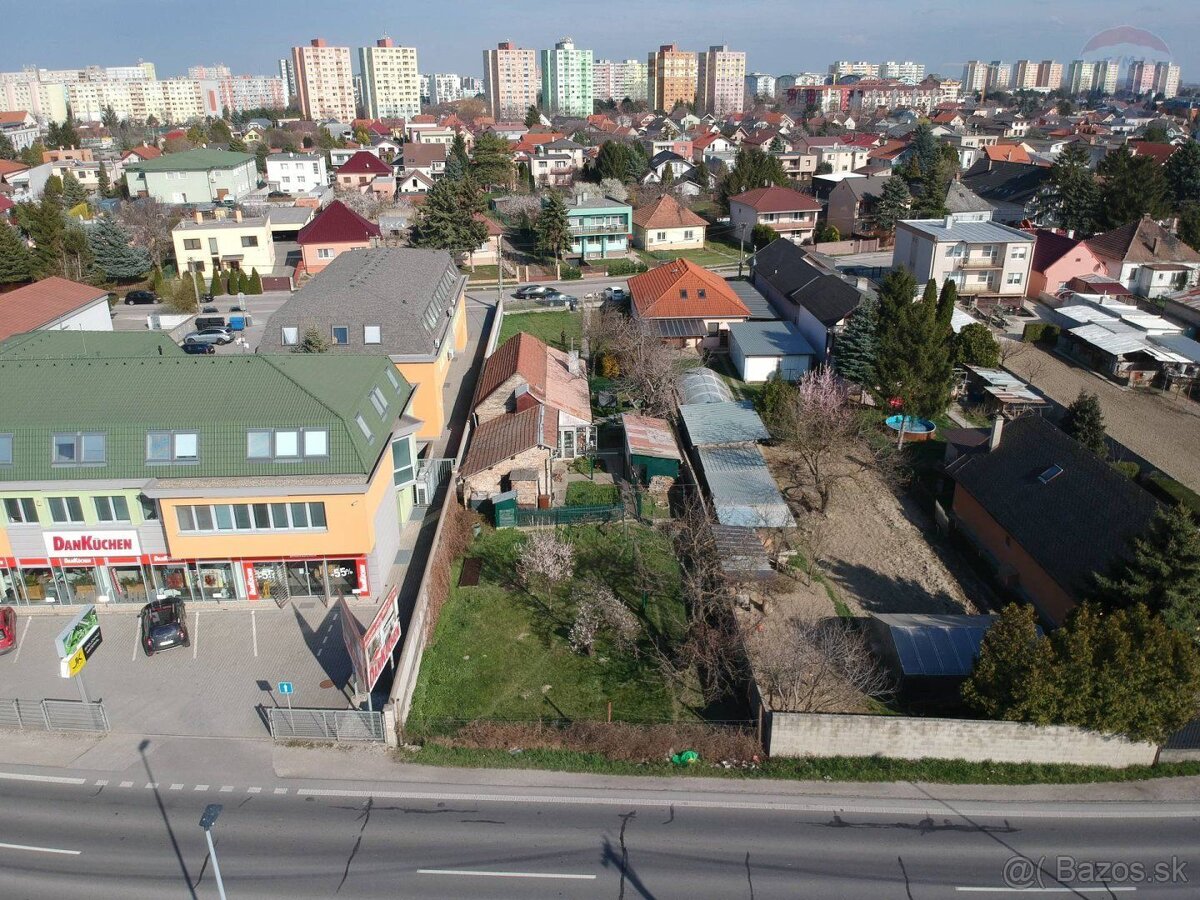 Na predaj veľký pozemok 1113m2 so starším rodinným domom - 2