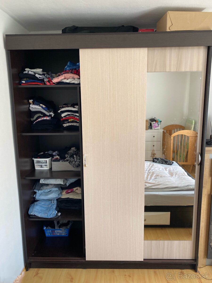 Predám skriňu s posuvnými dverami - 2