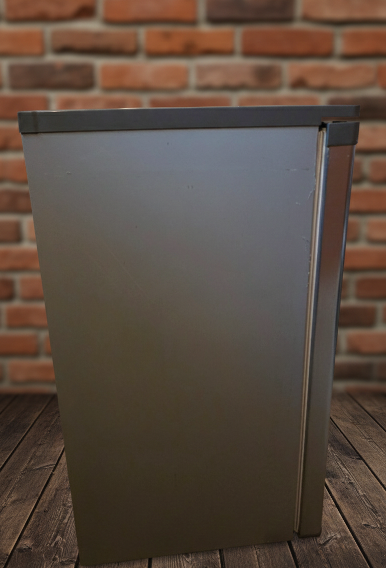 Malá kancelárska chladnička značky Fairline, model TFW85N. - 2