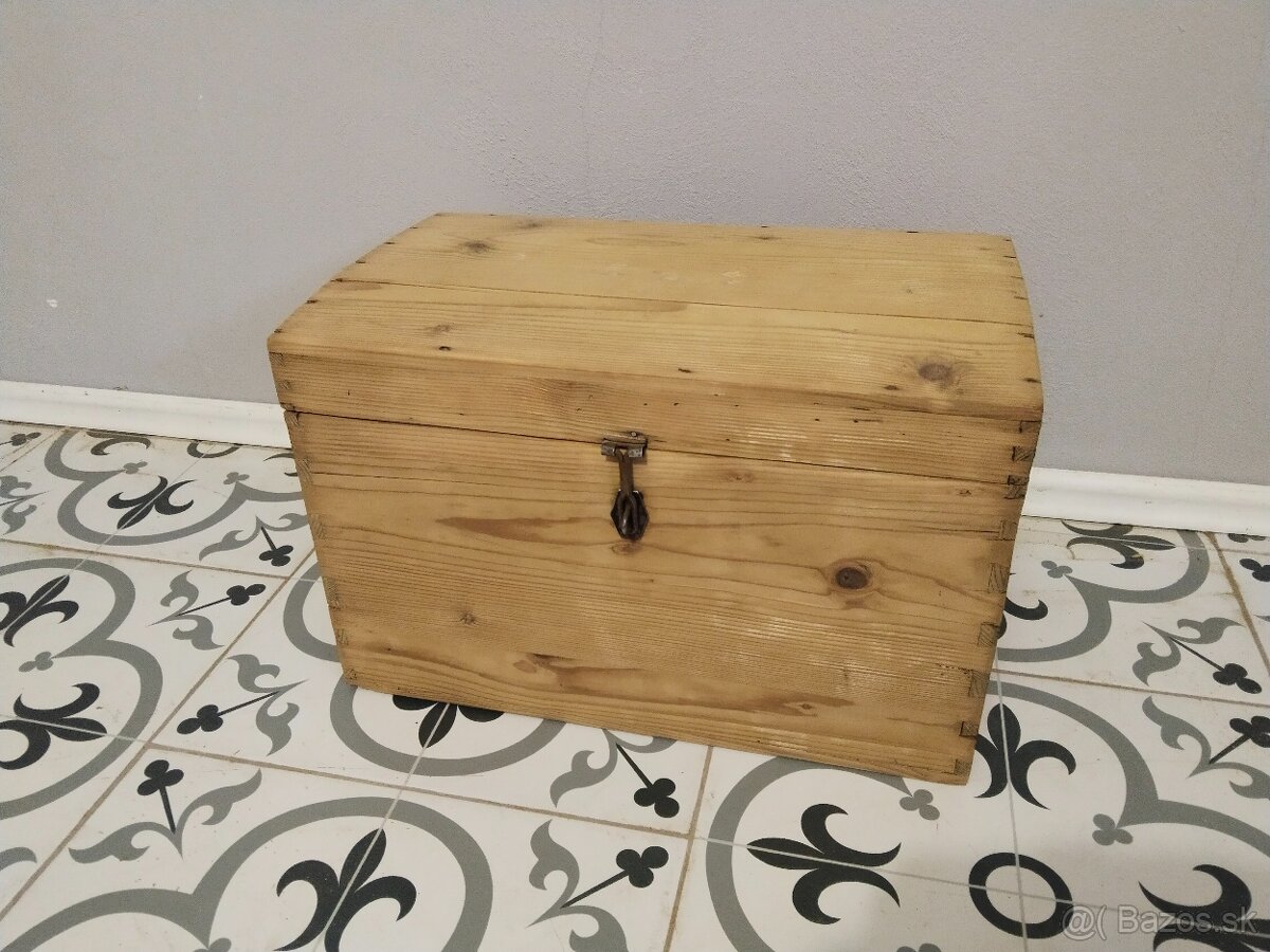 Starý, malý, dřevěný kufr, truhla po renovaci - 2