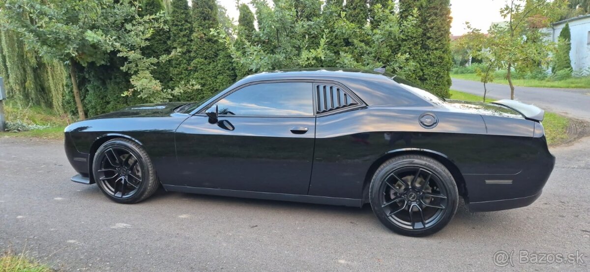 DODGE CHALLENGER 5,7 Hemi 2019 33 000 km - 2
