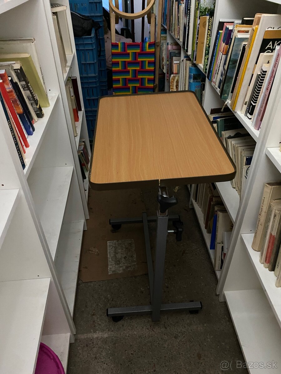 Lôžkový stolík k posteli - 2