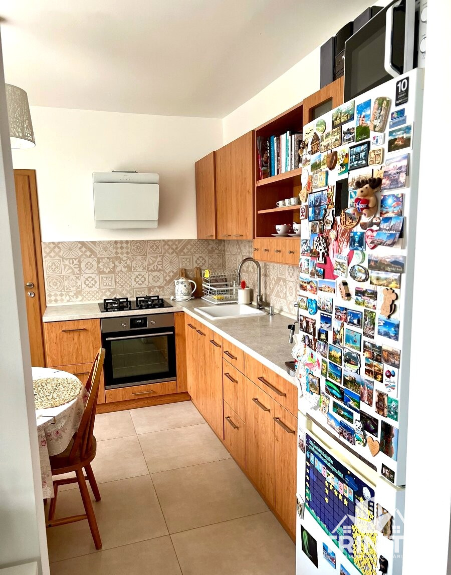 Na predaj priestranný 3-izbový byt s dvoma balkónmi v meste - 2