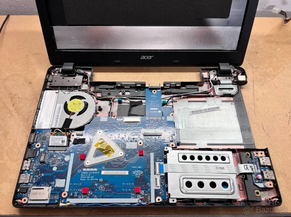 Predám pokazený notebook na náhradné diely zn.Acer E5-571 - 2