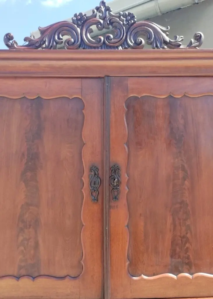 Skriňa starožitná. - 2