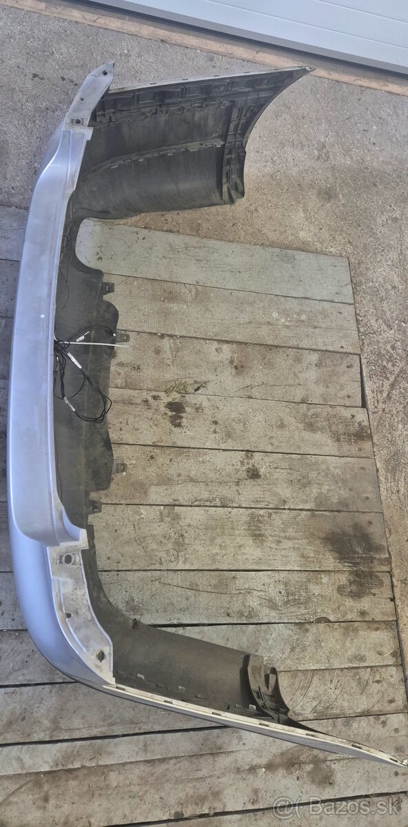 Predám zadny naraznik na Passat B6 - 2