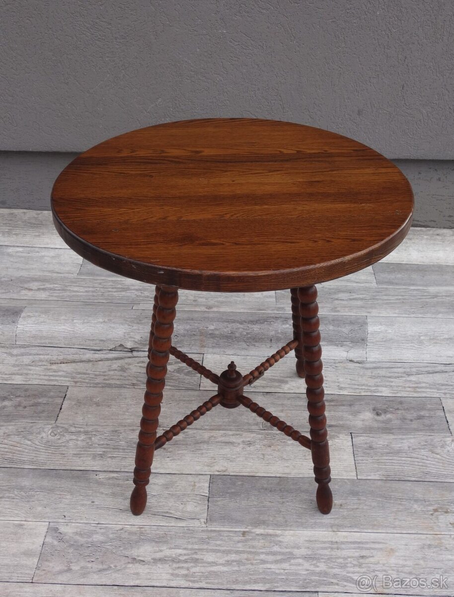 Stolík s točenými nohami. - 2