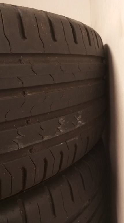 Predam letne pneu 4ks Continental 215_55_R17 - 2