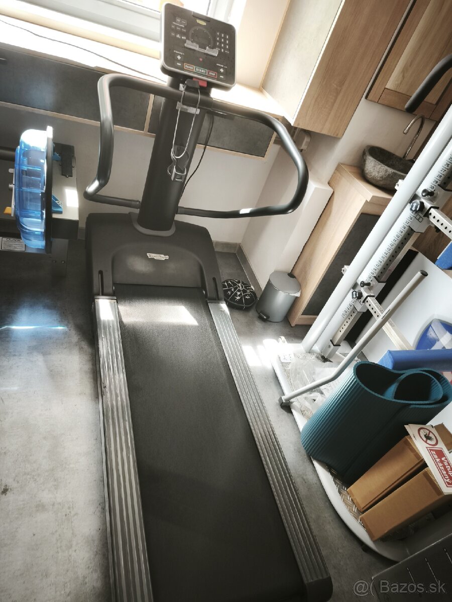 Bežecký pás - Technogym - 2