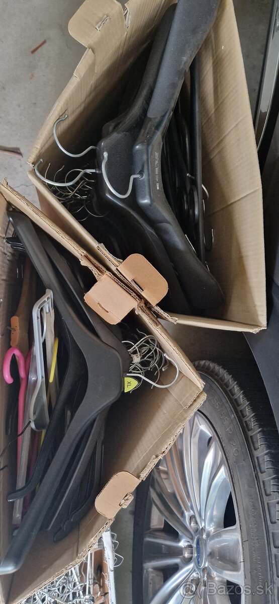 Plastové vešiaky - 2