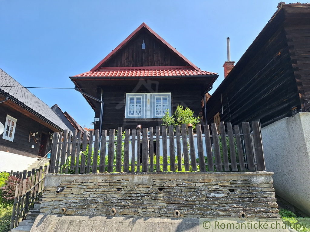 Romantická drevenica s garážou, upraveným pozemkom a teras - 2