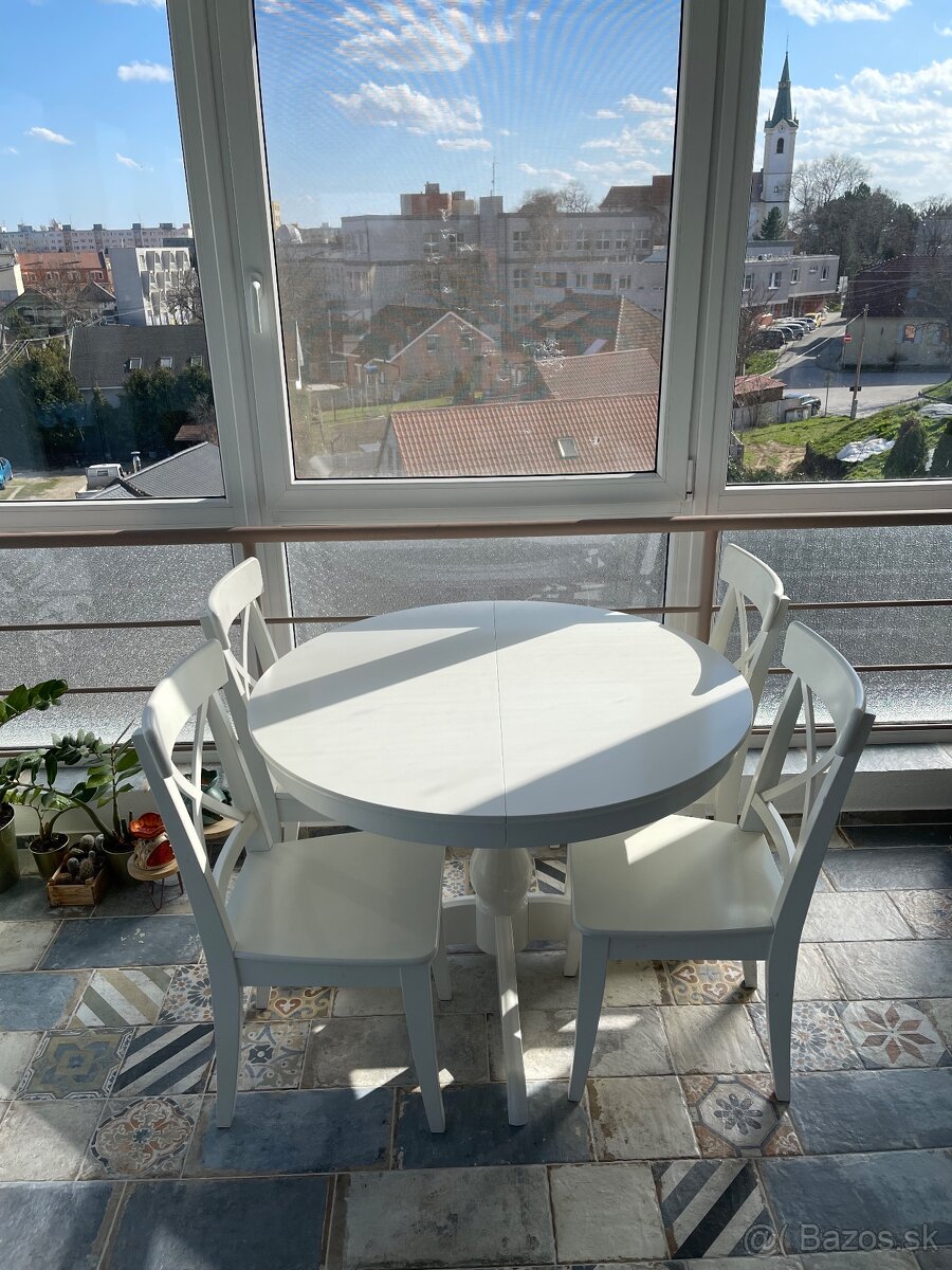 Okrúhly stôl so stolickami - 2
