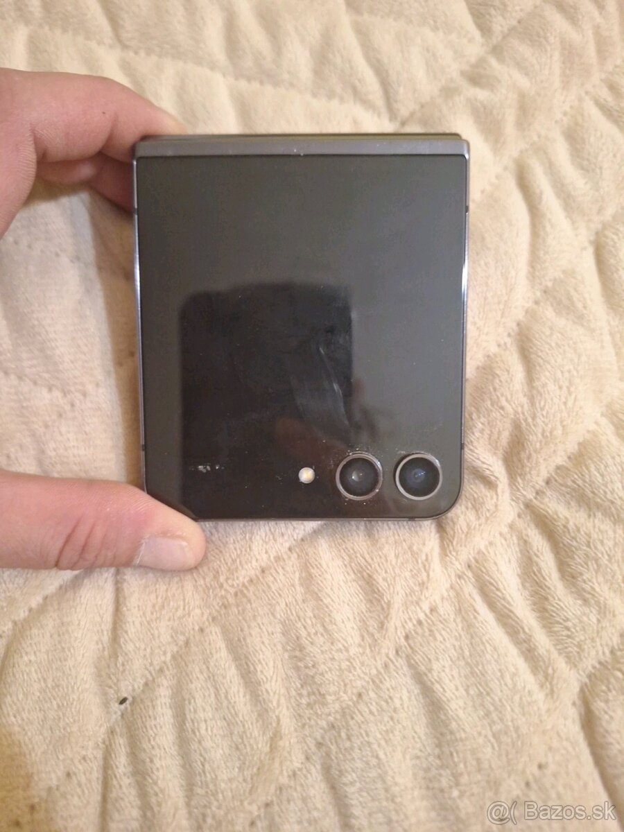 Samsung Galaxy Z flip5 - 2