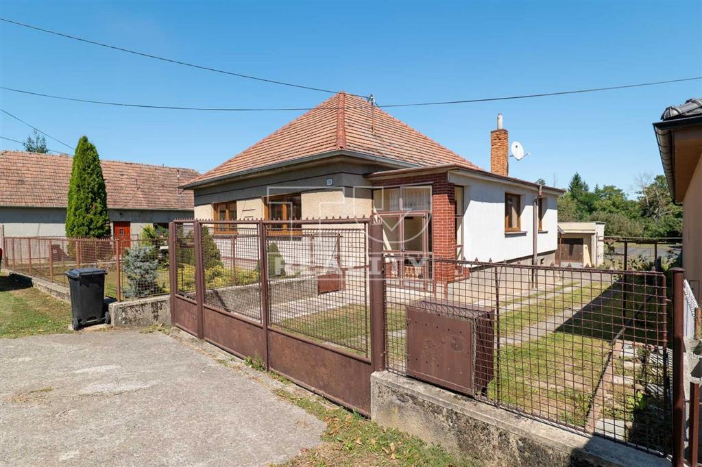 Rezervované Na predaj 4 izbový rodinný dom Malé... - 2