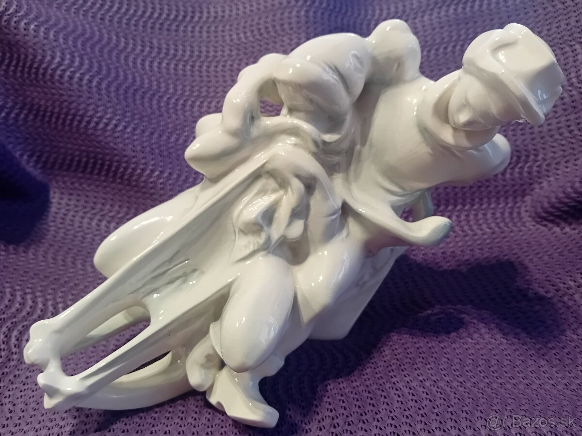 Soška sankujúce deti - 2