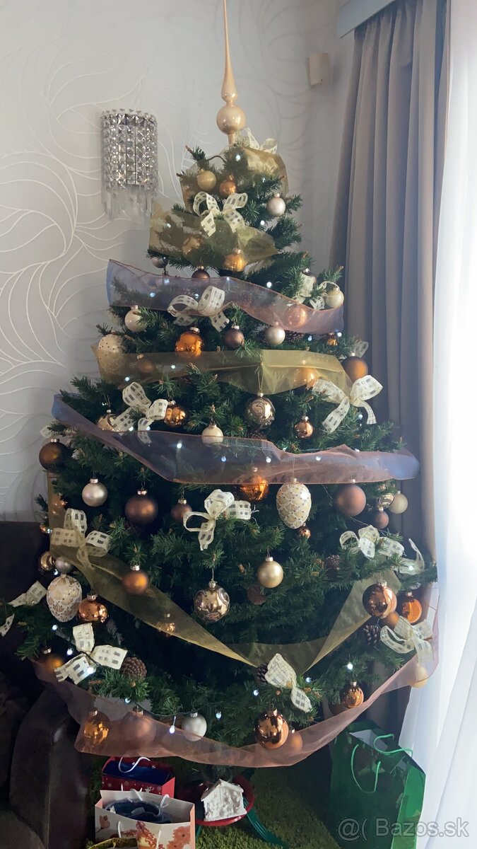 Vianočný stromček s ozdobami a šiškami - 2