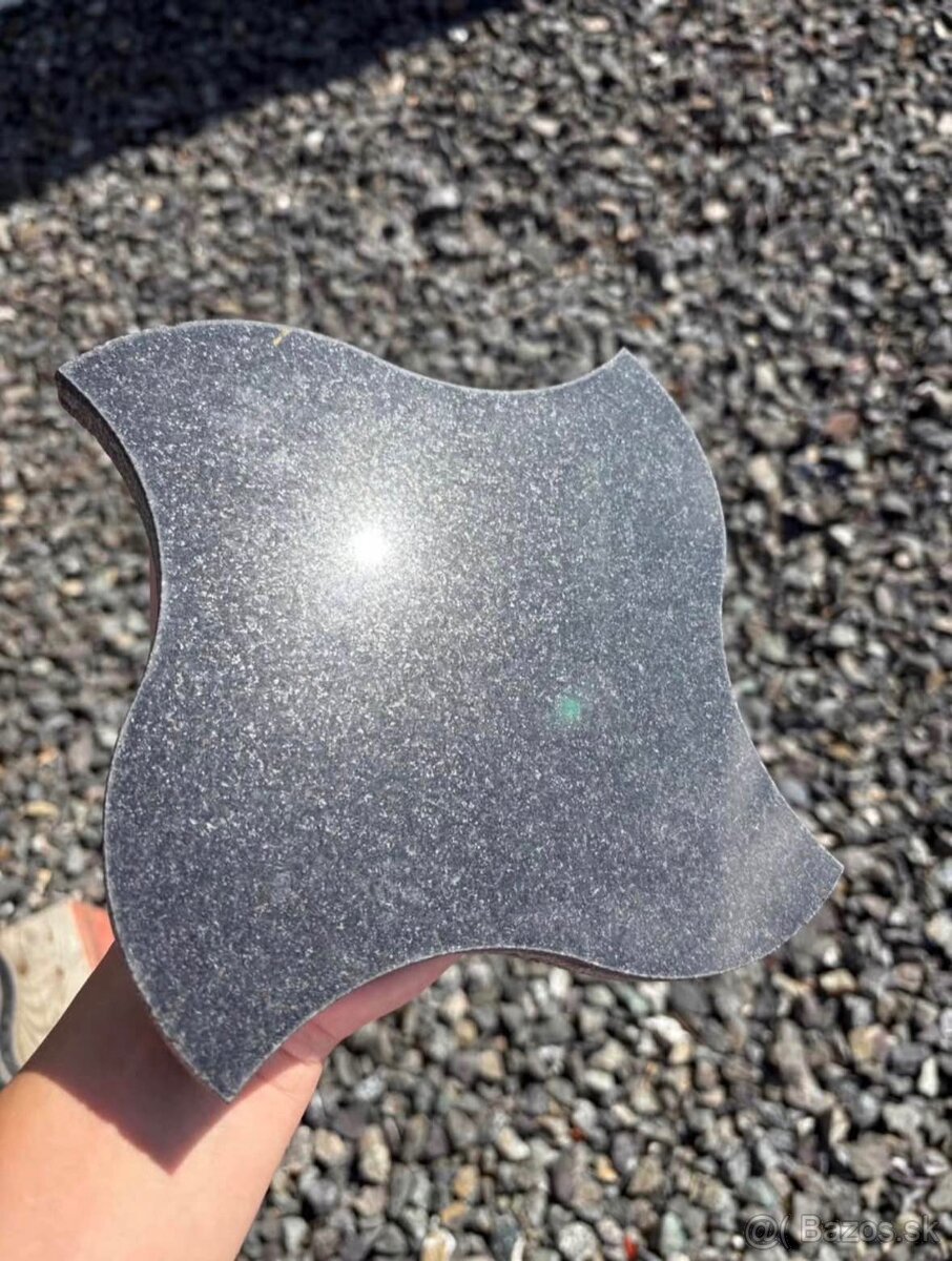 Čierna lesklá dlažba - 2