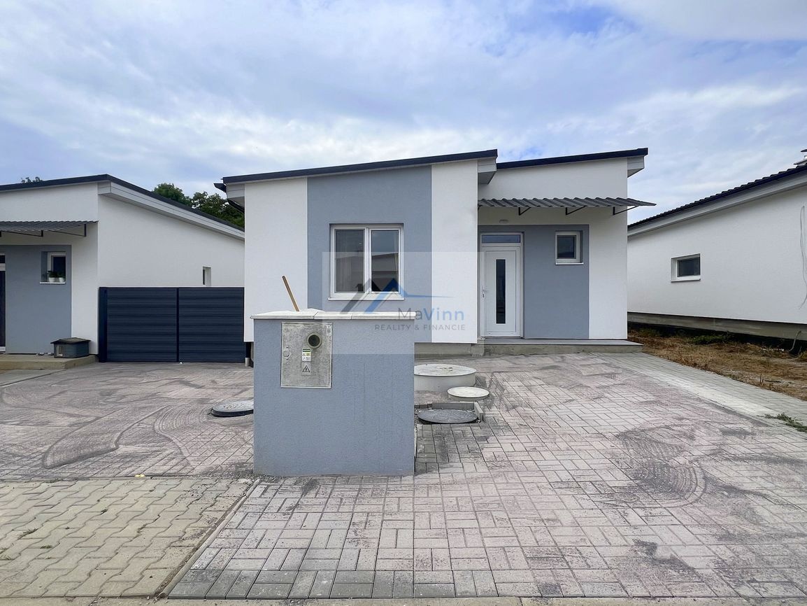 PREDAJ zariadená NOVOSTAVBA s vírivkou vo Dvorci - 2