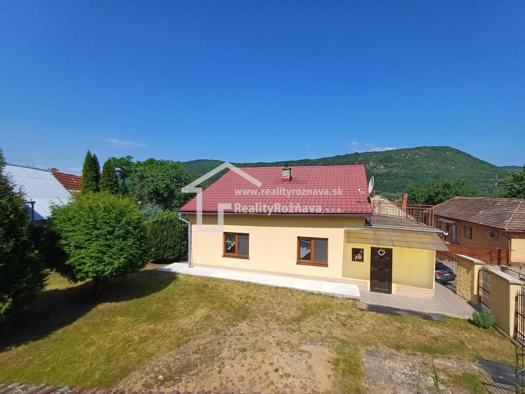 Pekný rodinný dom v obci Plešivec. - 2