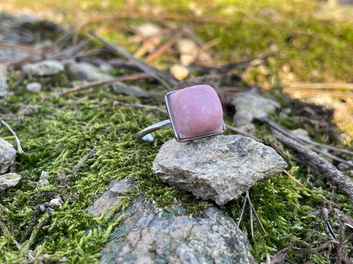 Prateň s ruzovým thulitom - 2