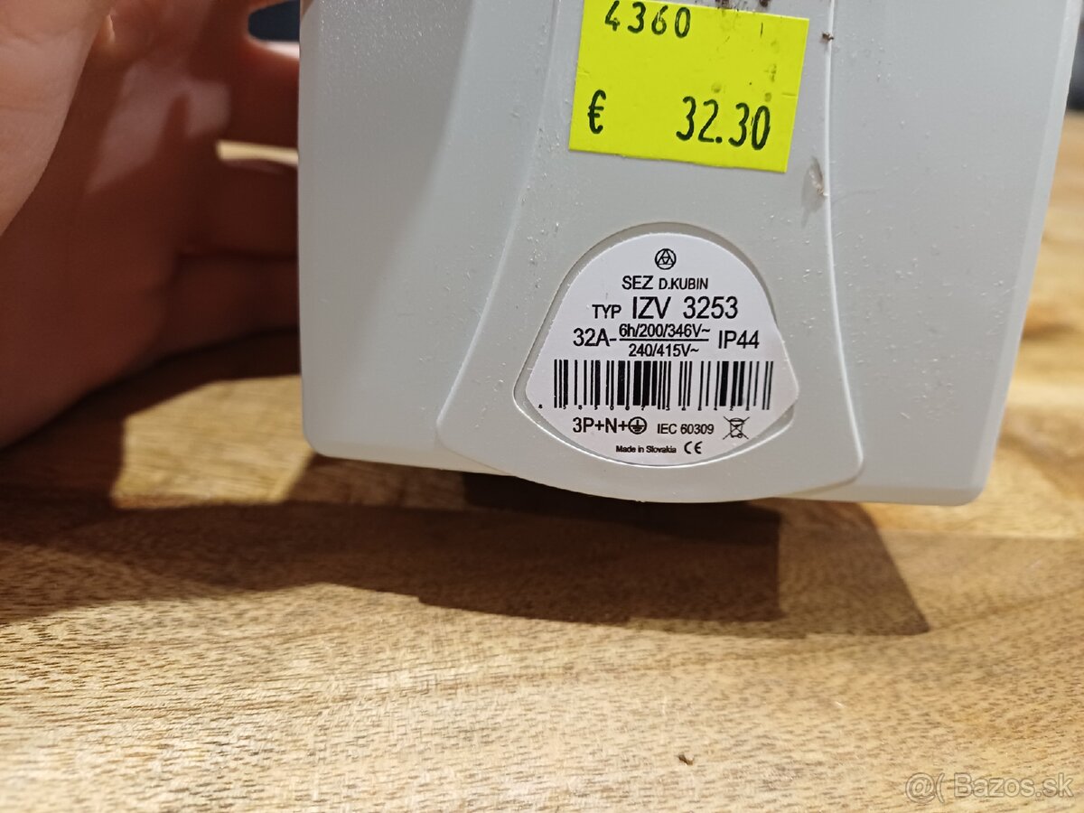 Zásuvka 400v do, steny - 2