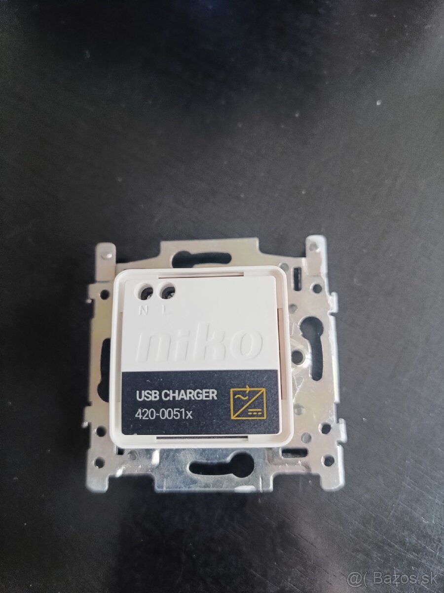 Dual USB-A nabíjačka smart, 3,5 A,upevnenie rozperkami - 2