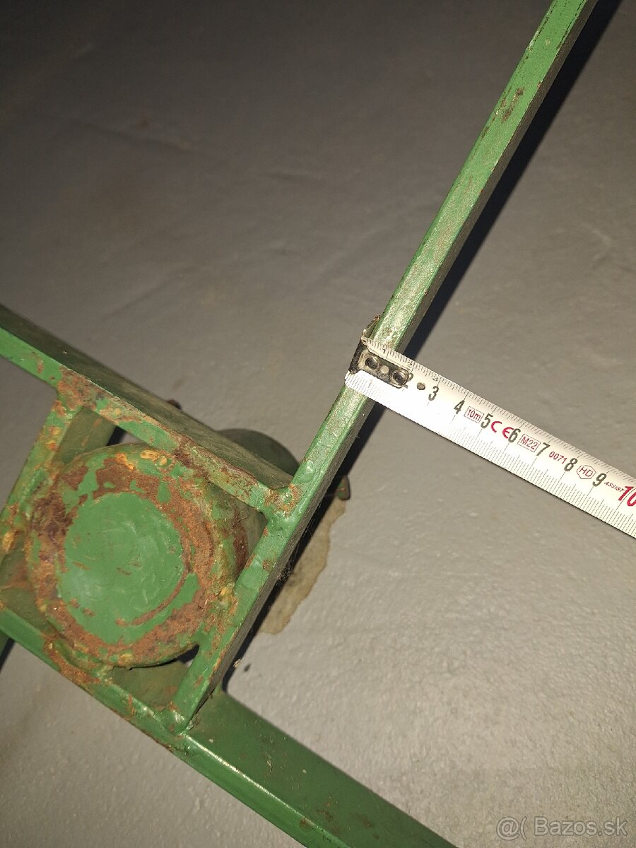 Predám stojan na vianocny stromcek. - 2