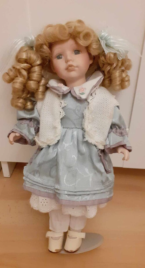 Porcelánová babika so stojanom - 2