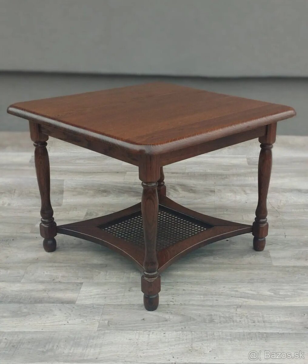 Stolík s ratanovou poličkou. - 2